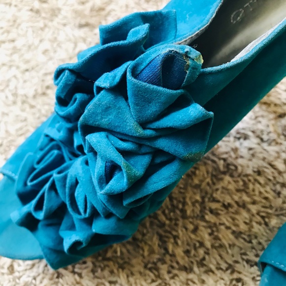 Teal blue ruffle top ladies size 11 heels, $25 - Picture 5 of 10
